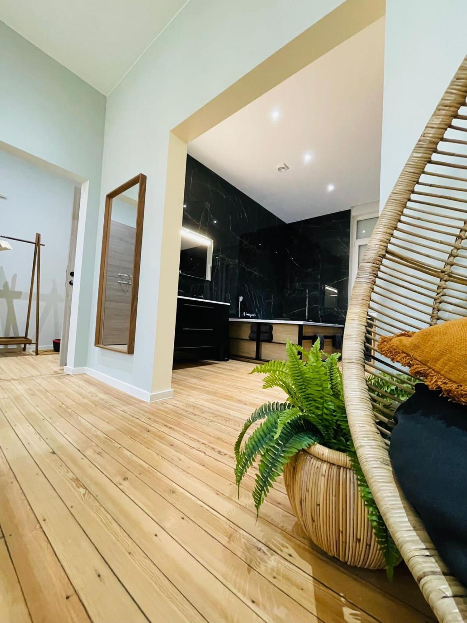Appartement Exotique Avec Bain Balneo Liege Bagian luar foto