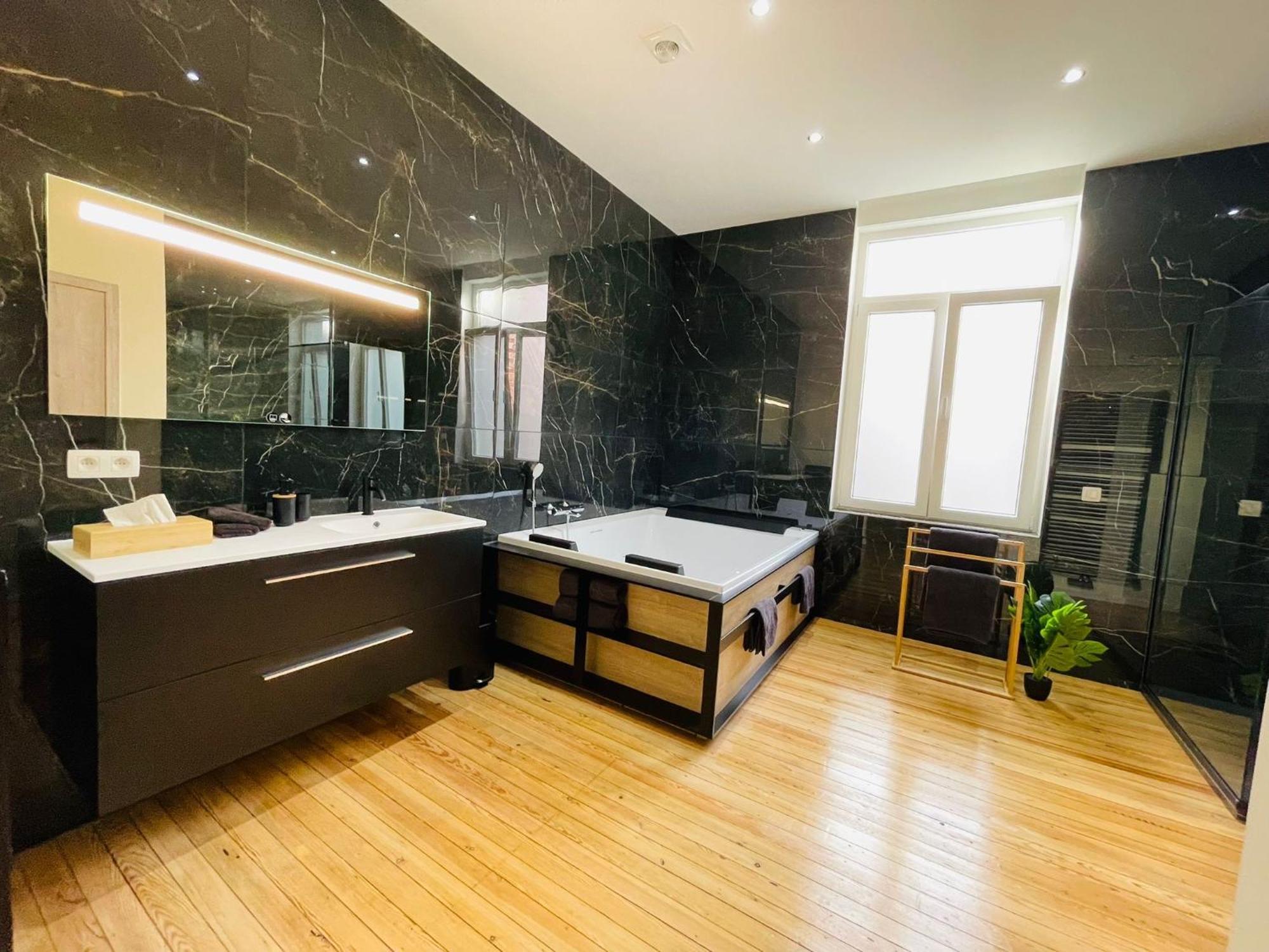 Appartement Exotique Avec Bain Balneo Liege Bagian luar foto